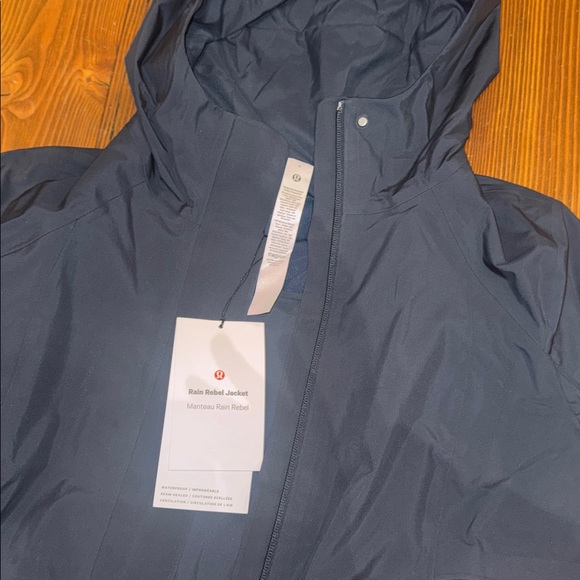 Lululemon Rain Rebel Jacket- True Navy, size 6 - Picture 4 of 8